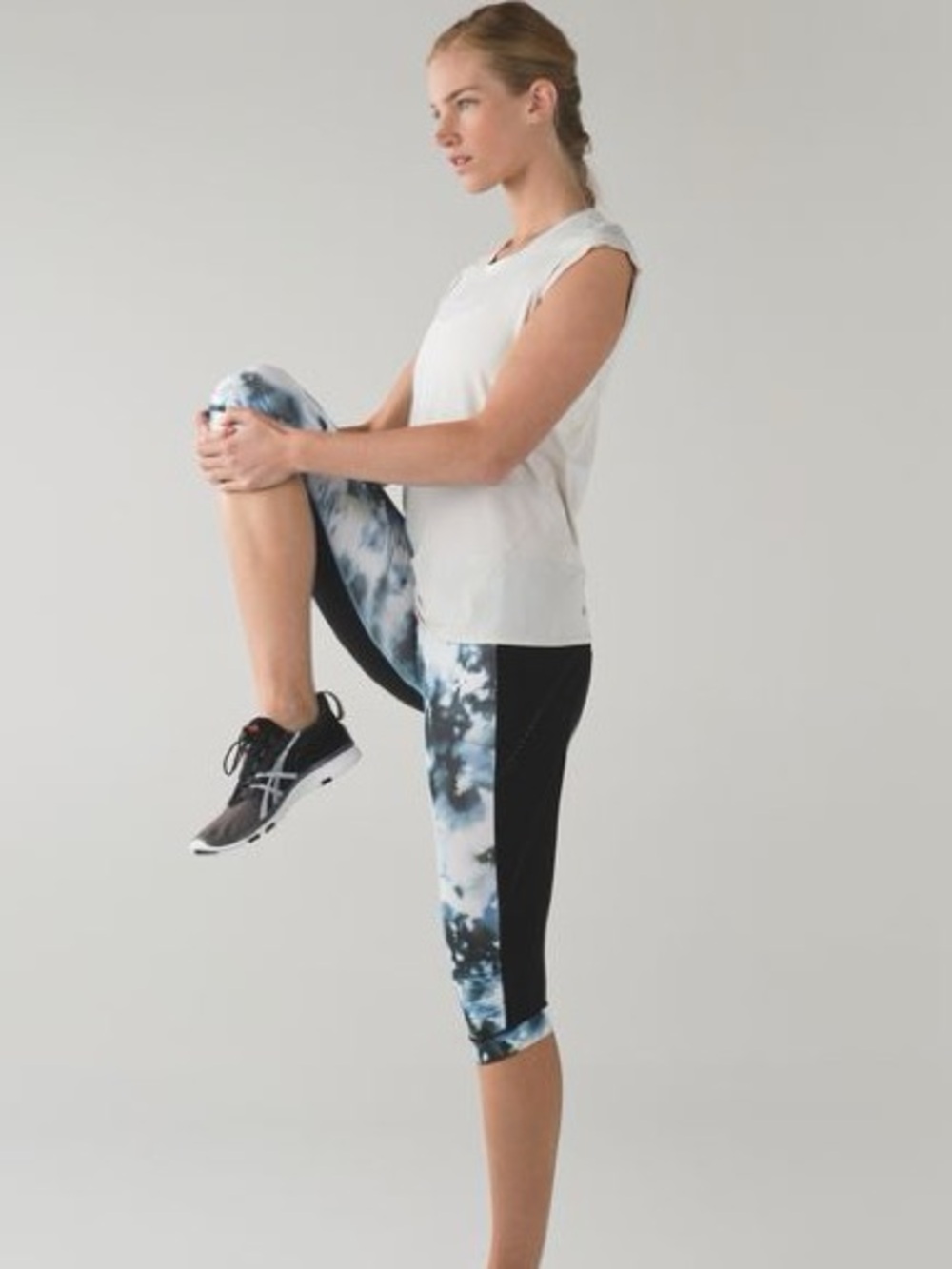Lululemon Black Cropped Leggings Size 6 Blue Print Trim